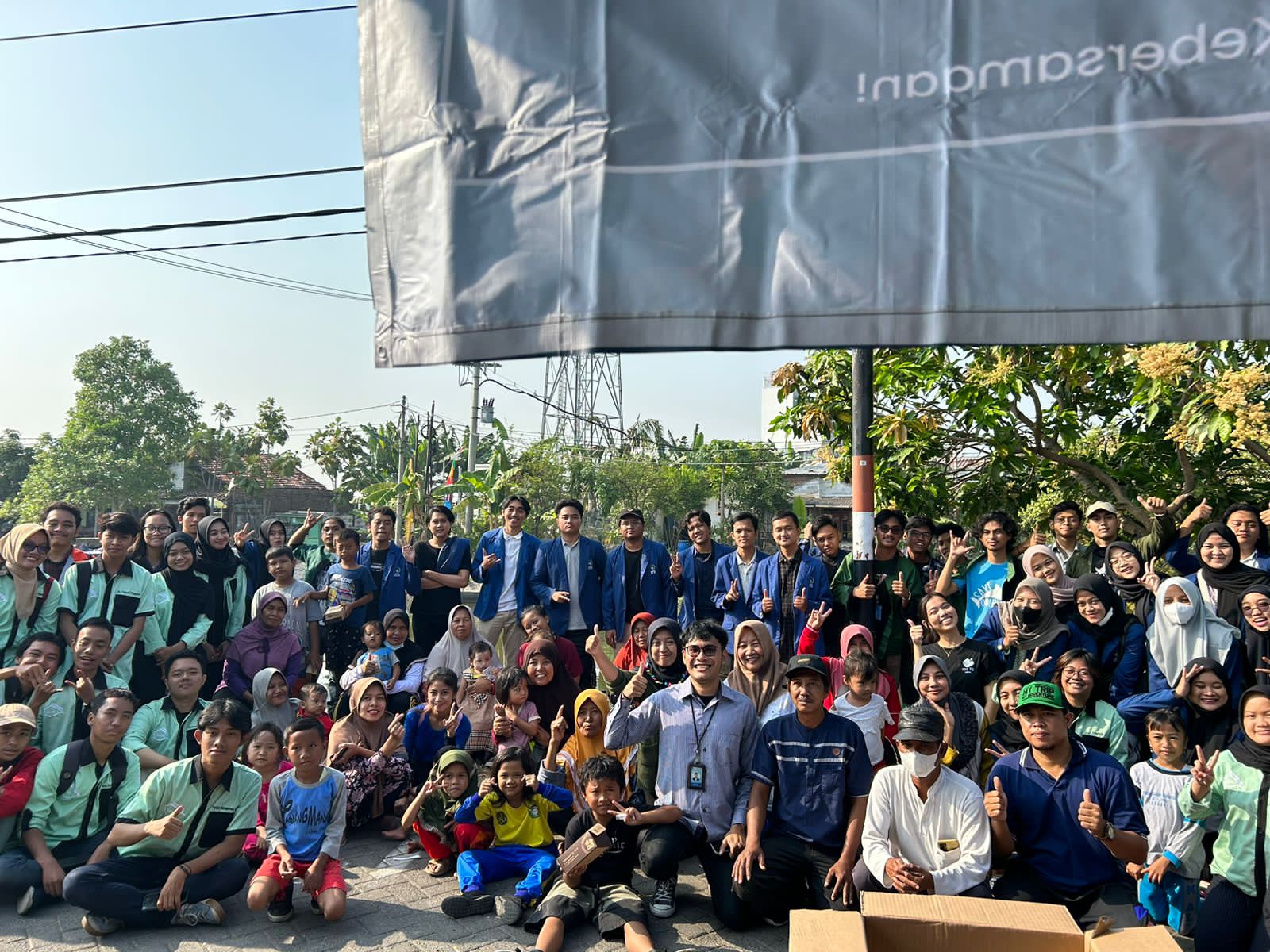 Tim KKN Abmas ITS bersama dengan masyarakat Desa Kejawan Putih Tambak