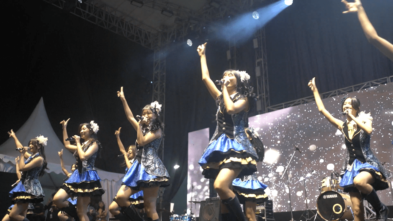 penampilan JKT48 di atas panggung