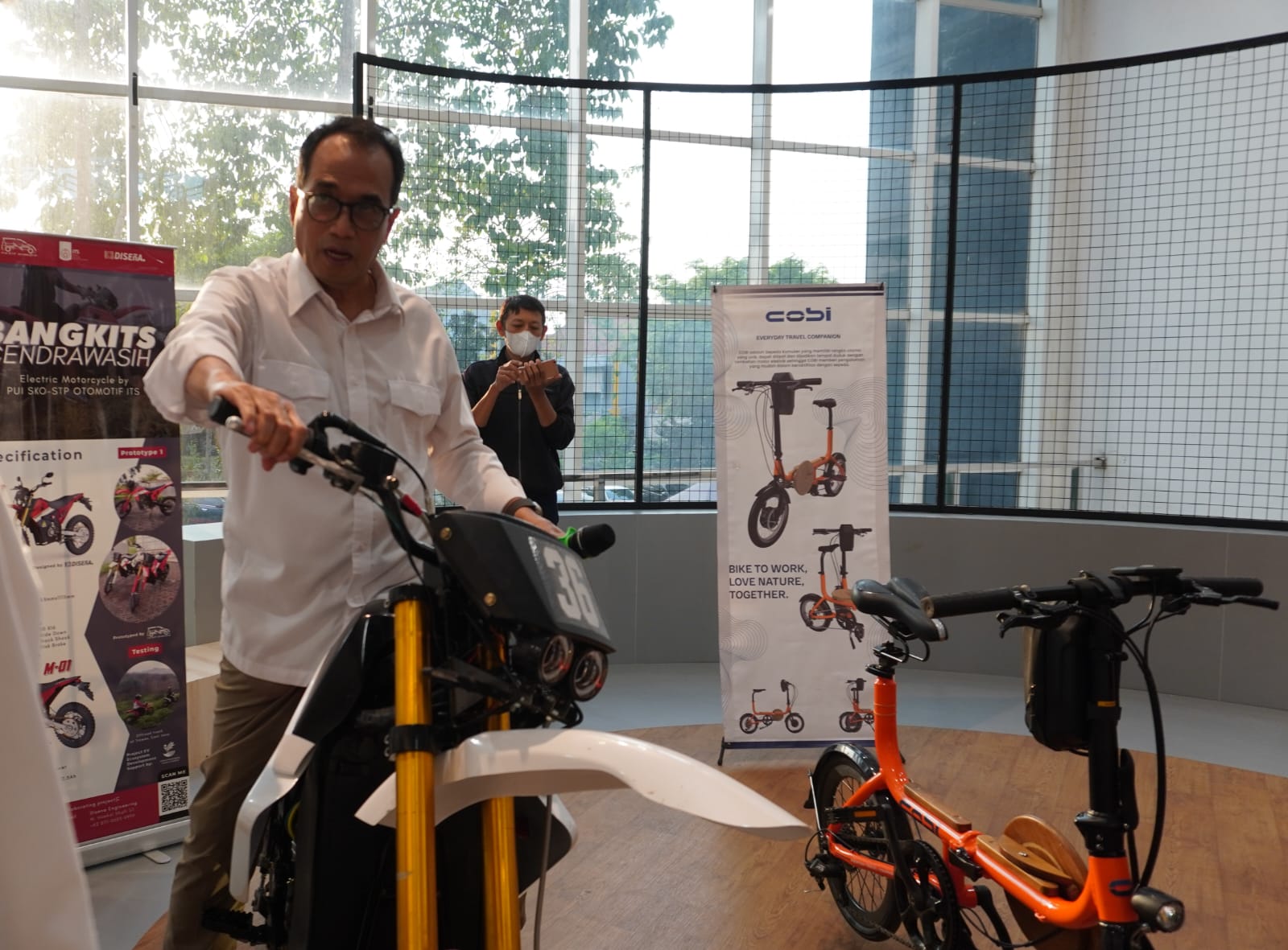 Gambar Menhub-RI-mencoba-E-Trail-Bangkits-Cendrawasih