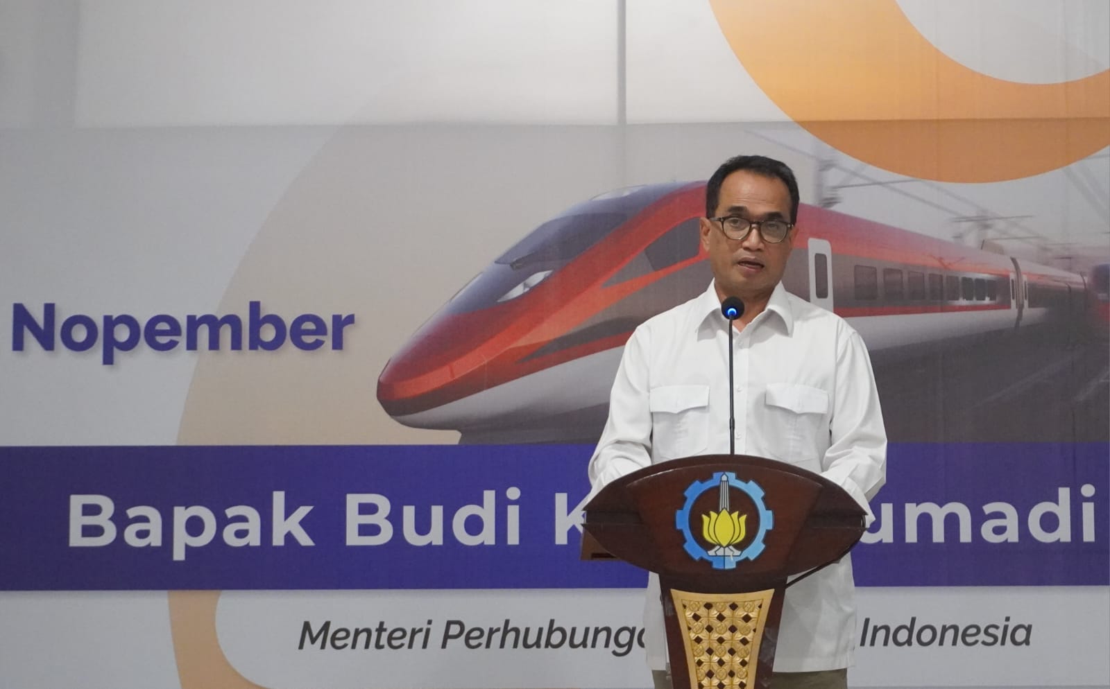 Gambar Menhub RI memberi sambutan di ITS