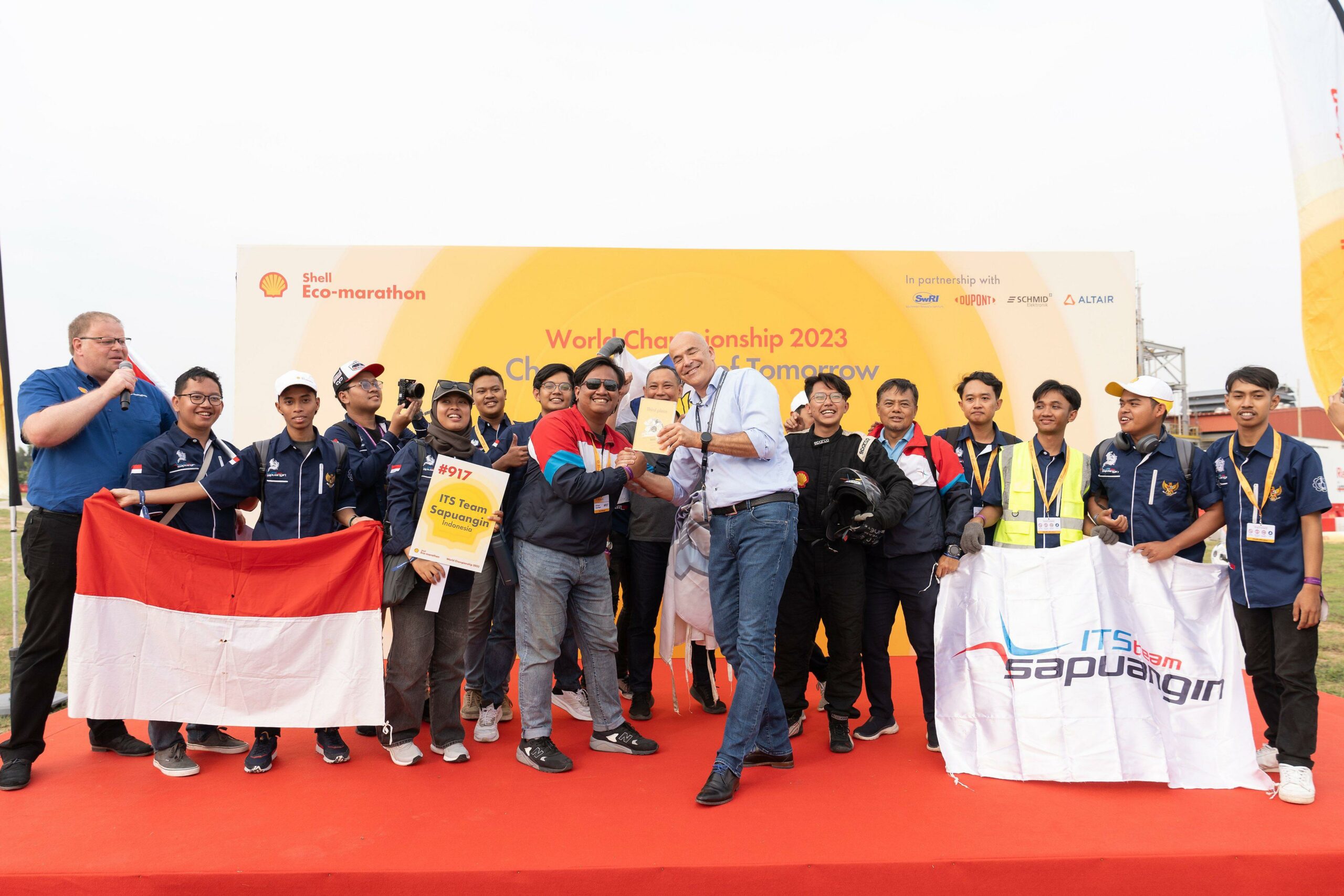 Image of the Sapuangin team receiving an award at SEM-2023
