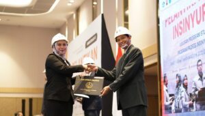 Foto penyerahan sertifikat profesi dari plt. Rektor ITS kepada wisudawan