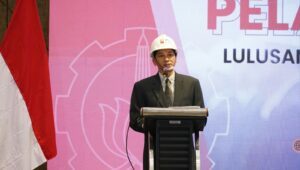 Foto Wakil Rektor Bidang Riset, Inovasi, Kerjasama, dan Kealumnian ITS Prof Dr Ir Mochamad Bambang Pramujati ST MSc Eng PhD saat membuka acara Pelantikan Insinyur Lulusan Program Studi Program Profesi Insinyur (PSPPI) ITS Angkatan ke-11