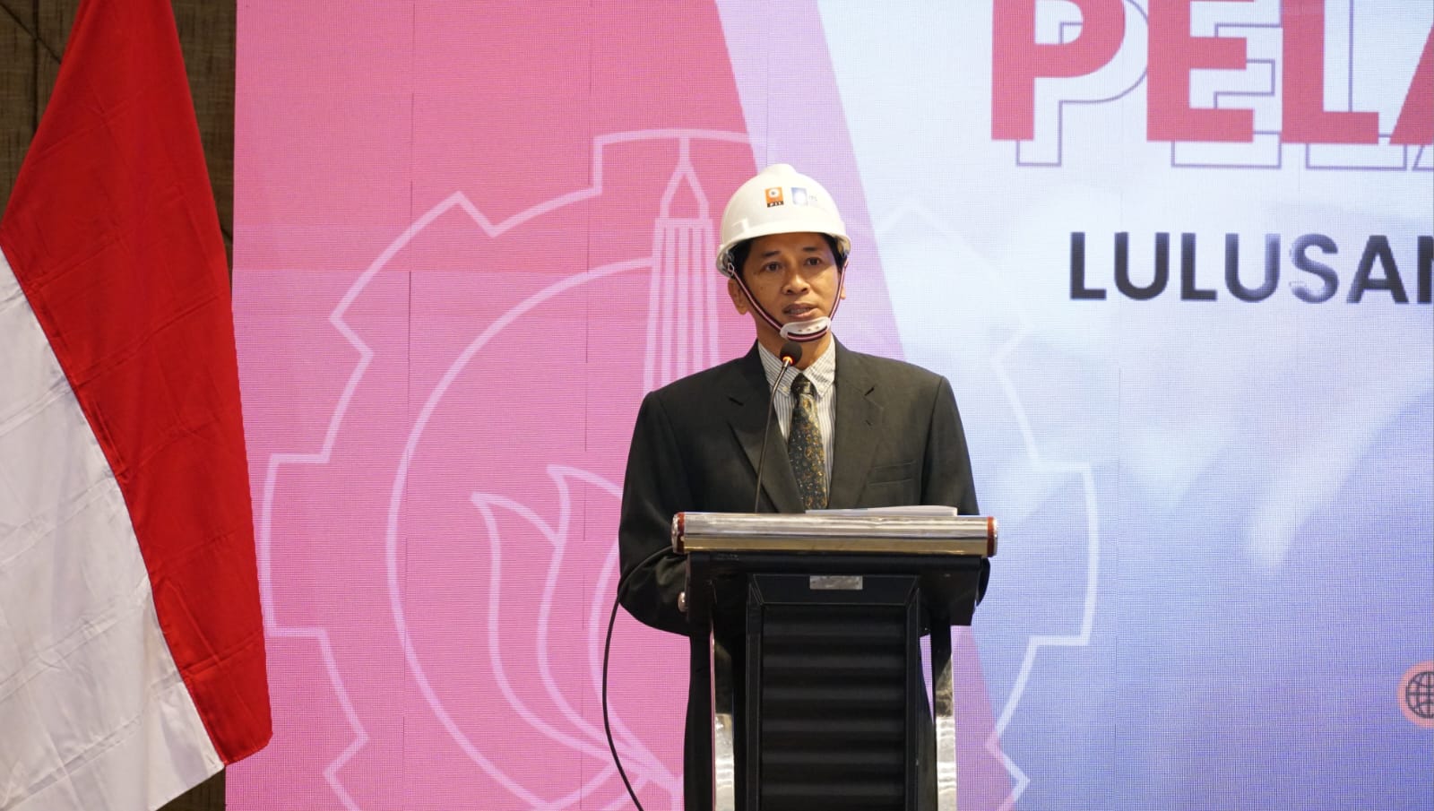 Foto Wakil Rektor Bidang Riset, Inovasi, Kerjasama, dan Kealumnian ITS Prof Dr Ir Mochamad Bambang Pramujati ST MSc Eng PhD saat membuka acara Pelantikan Insinyur Lulusan Program Studi Program Profesi Insinyur (PSPPI) ITS Angkatan ke-11