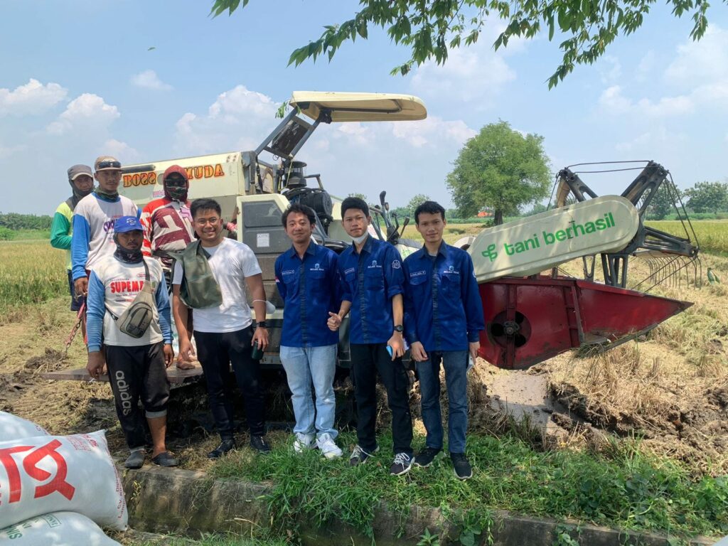Gambar tim Include ITS saat terjun langsung ke lapangan untuk meninjau masalah konsumen di bidang pertanian