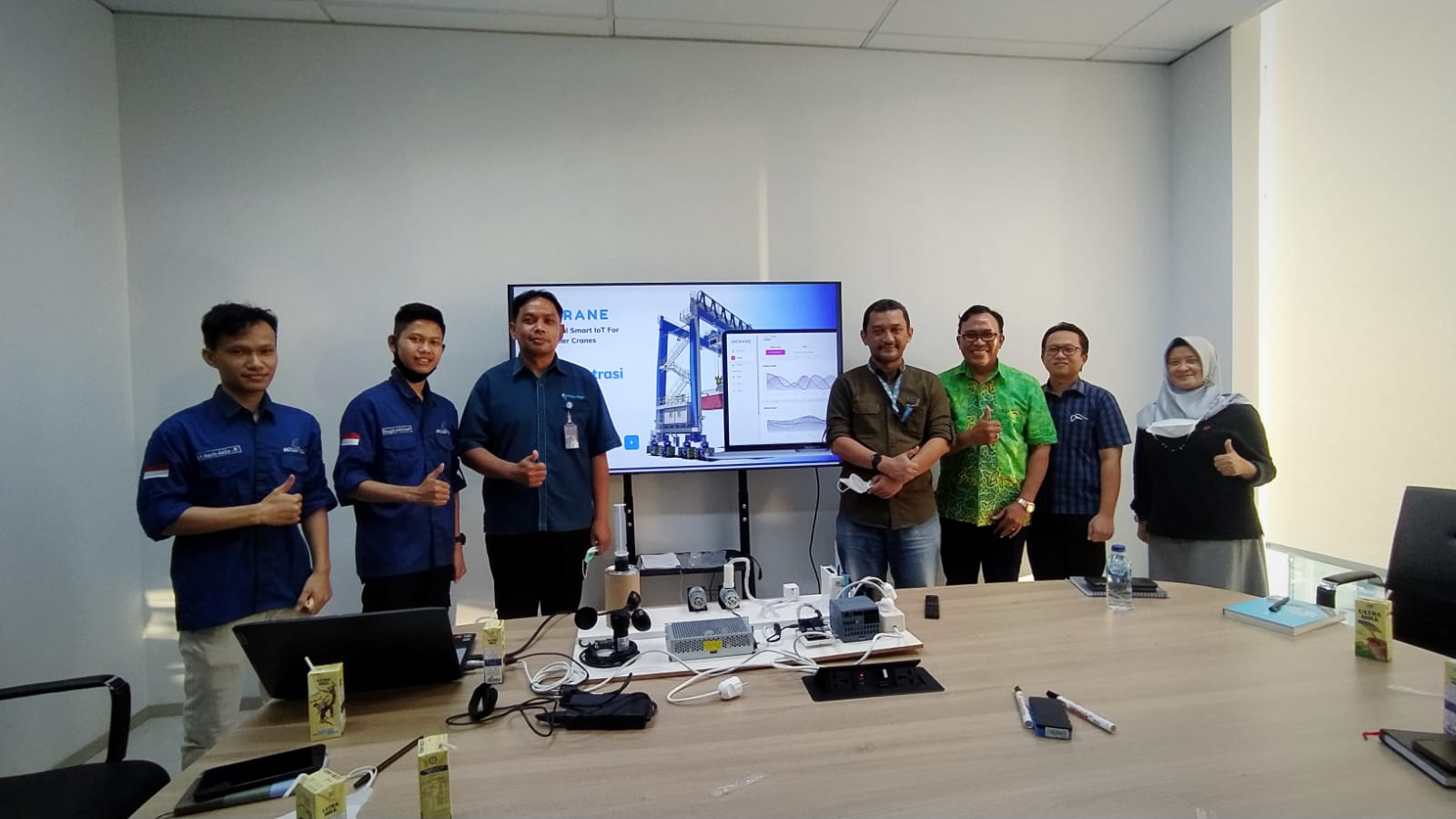 Gambar tim Include ITS seusai melakukan presentasi startup bersama klien