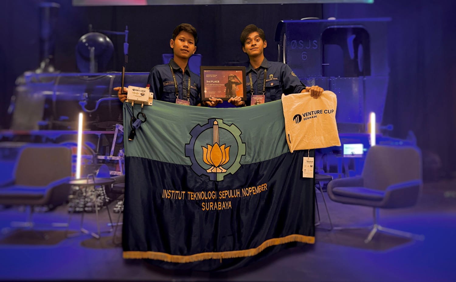 Gambar Singgih Ardiansyah dan Raul Ilma Rajasa saat mewakili Tim Include ITS usai terima penghargaan University Startup World Cup di Copenhagen, Denmark