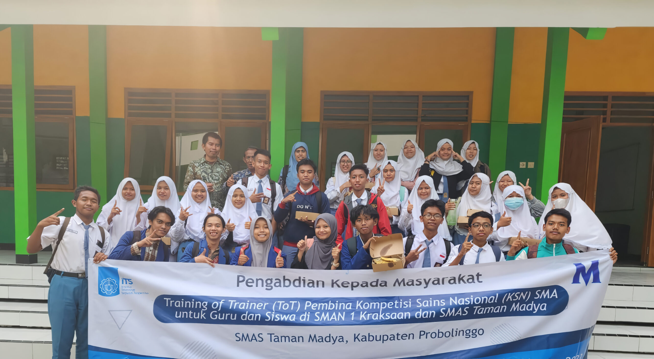 tim kkn abmas bersama dengan peserta pembinaan training of trainer