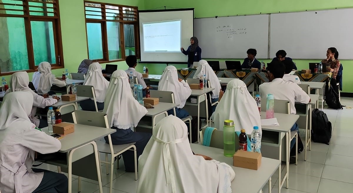 gambar mahasiswa matematika saat ajarkan materi kepada peserta