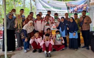 Tim KKN Abmas ITS bersama siswa dan guru SLB ABCD Boyolali
