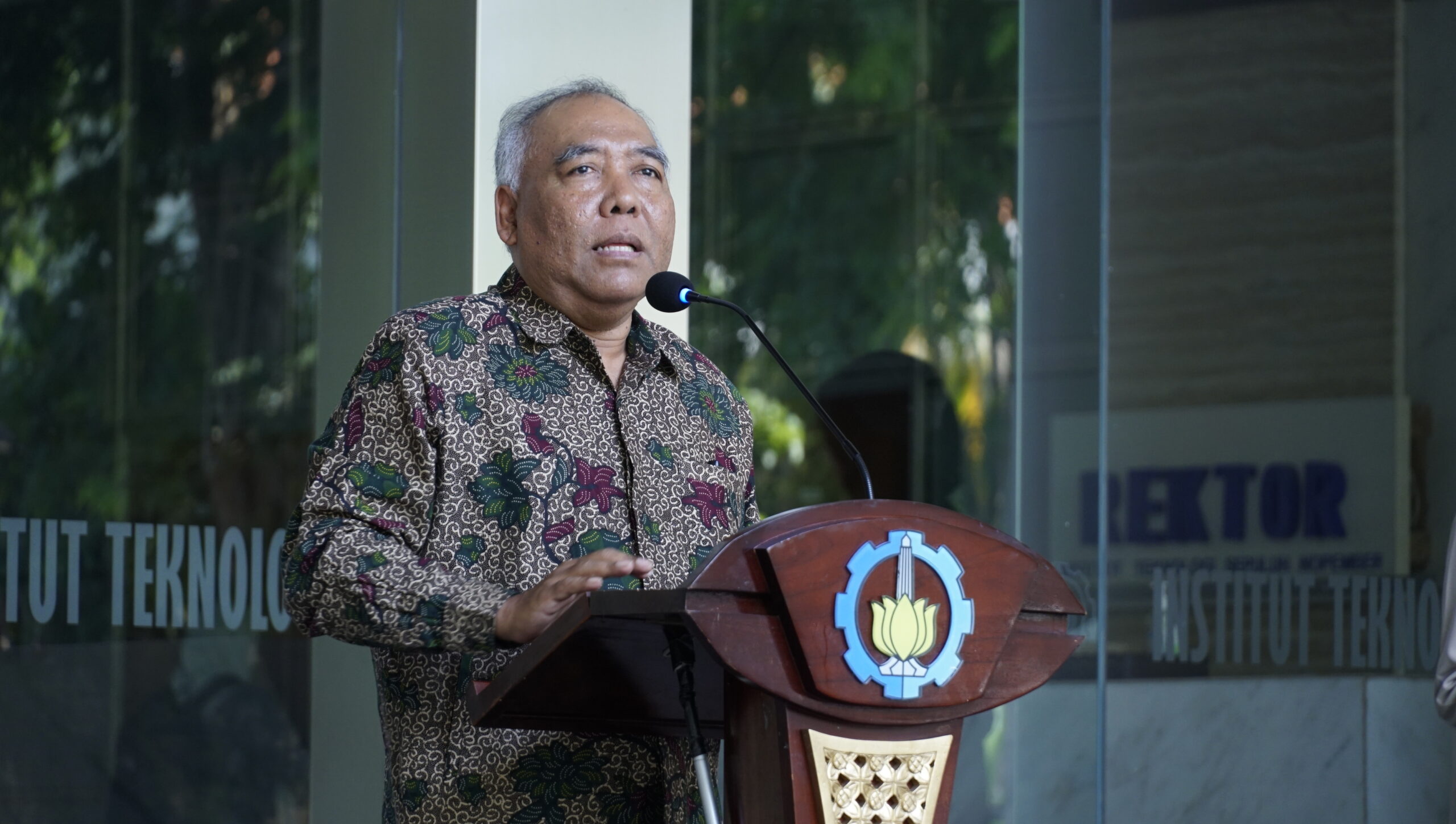 wakil rektor 1 ITS saat menyampaikan sambutannya