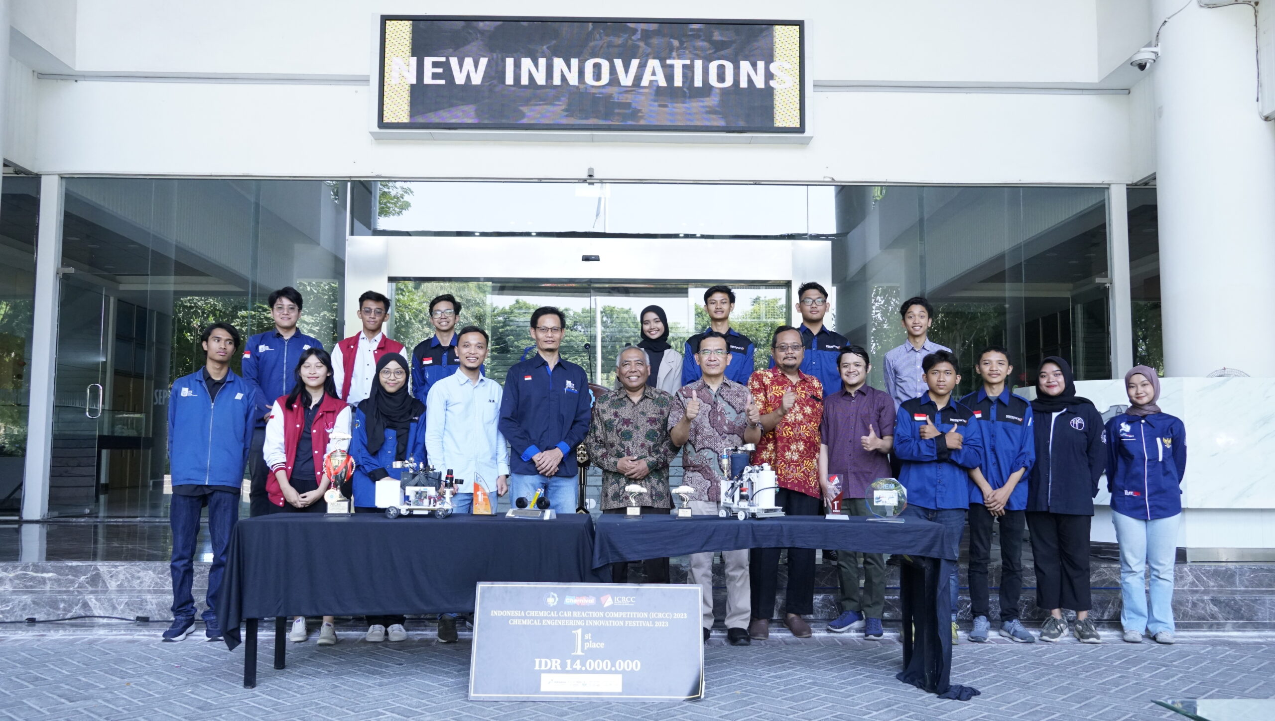 Spektronics ITS bersama para pimpinan dan dosen ITS