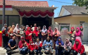 KKN Abmas ITS bersama warga Perumahan Dosen ITS Blok T saat pelatihan pengelohan sampah berbasis 3R