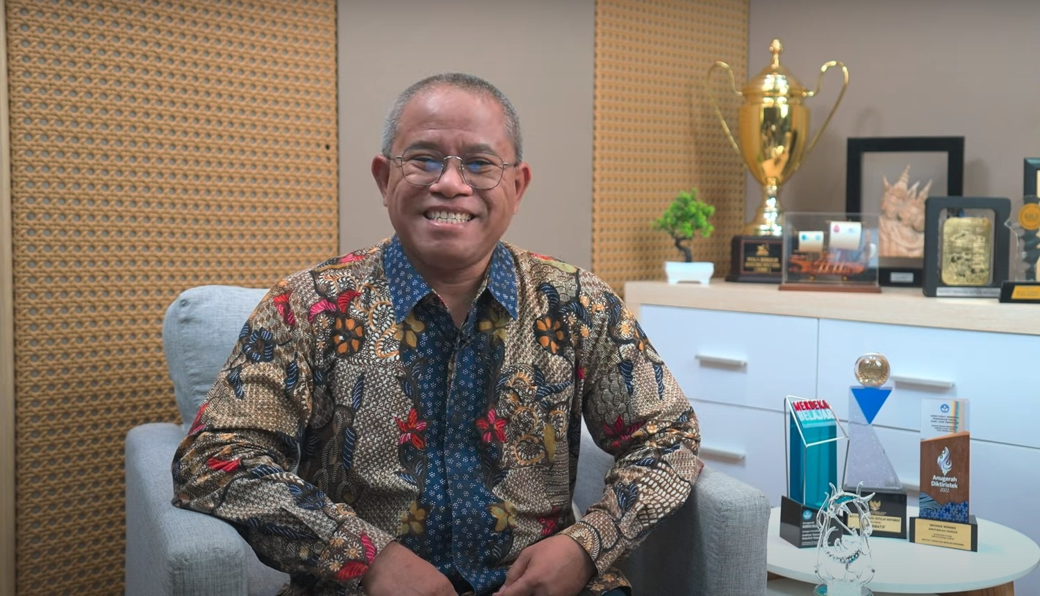 Gambar bakal calon rektor ITS nomor urut 17