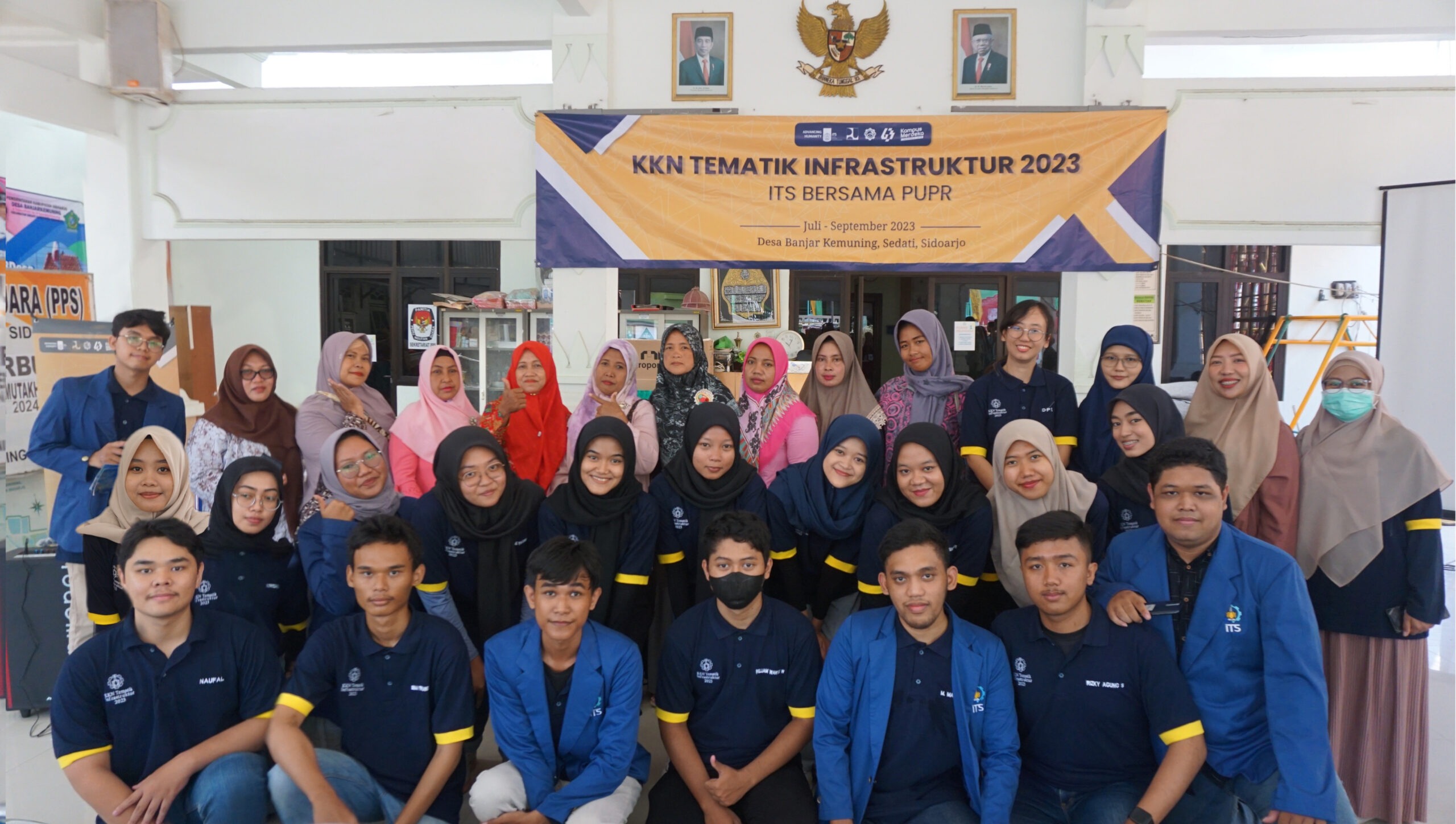 Gambar tim KKN Infrastruktur Tematik bersama warga Banjarkemuning