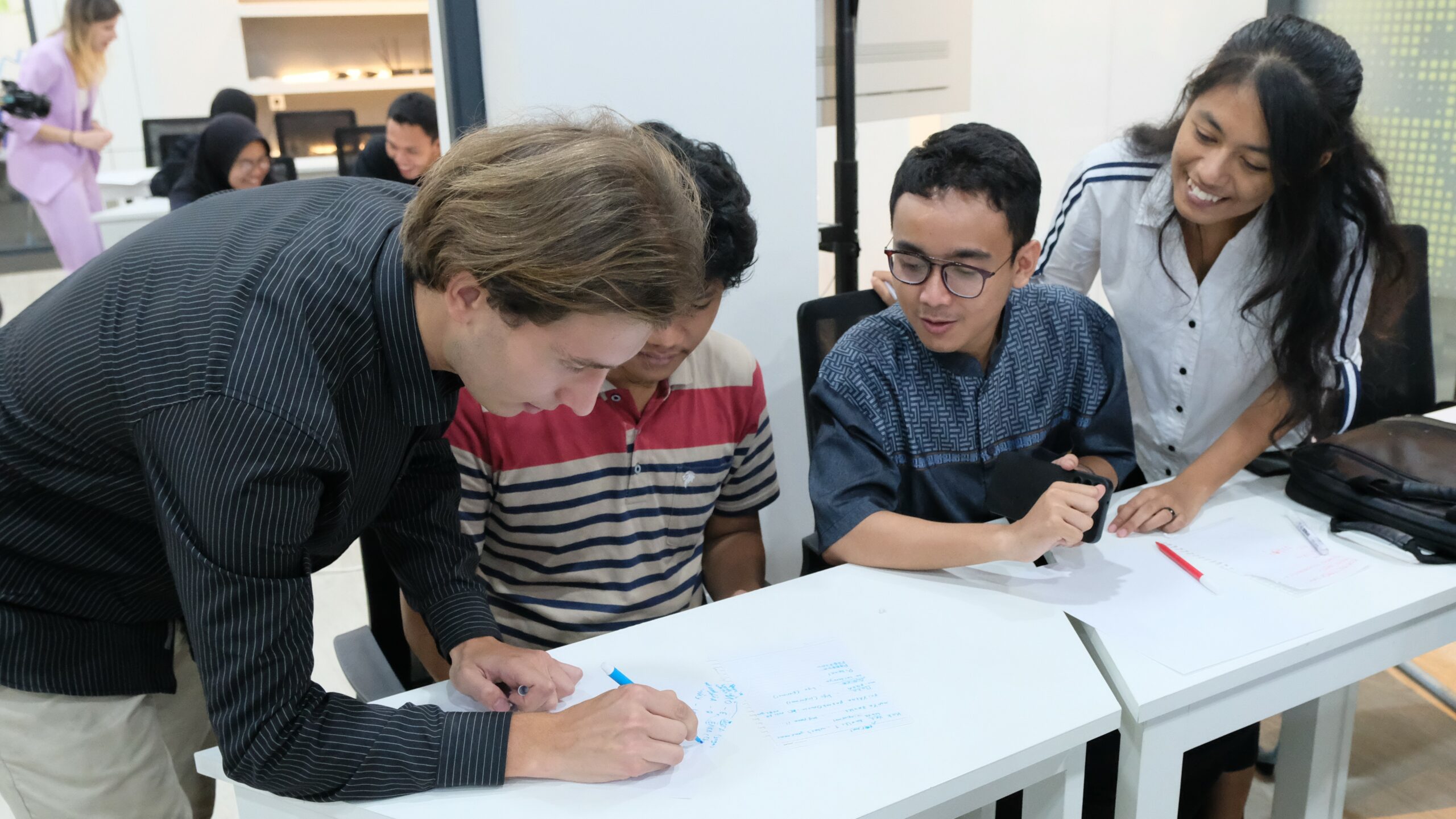 Danil saat mengajarkan cara menulis alfabet Rusia kepada peserta