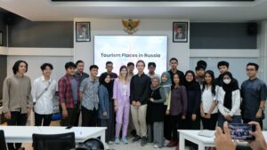 Tatiana (tengah baju merah muda) dan Danil Meshcherekov (tengah baju hitam) saat berfoto bersama para peserta Fun Russian Course