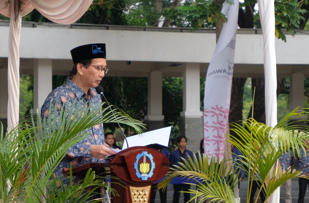 Rektor ITS membaca amanat Mensos RI