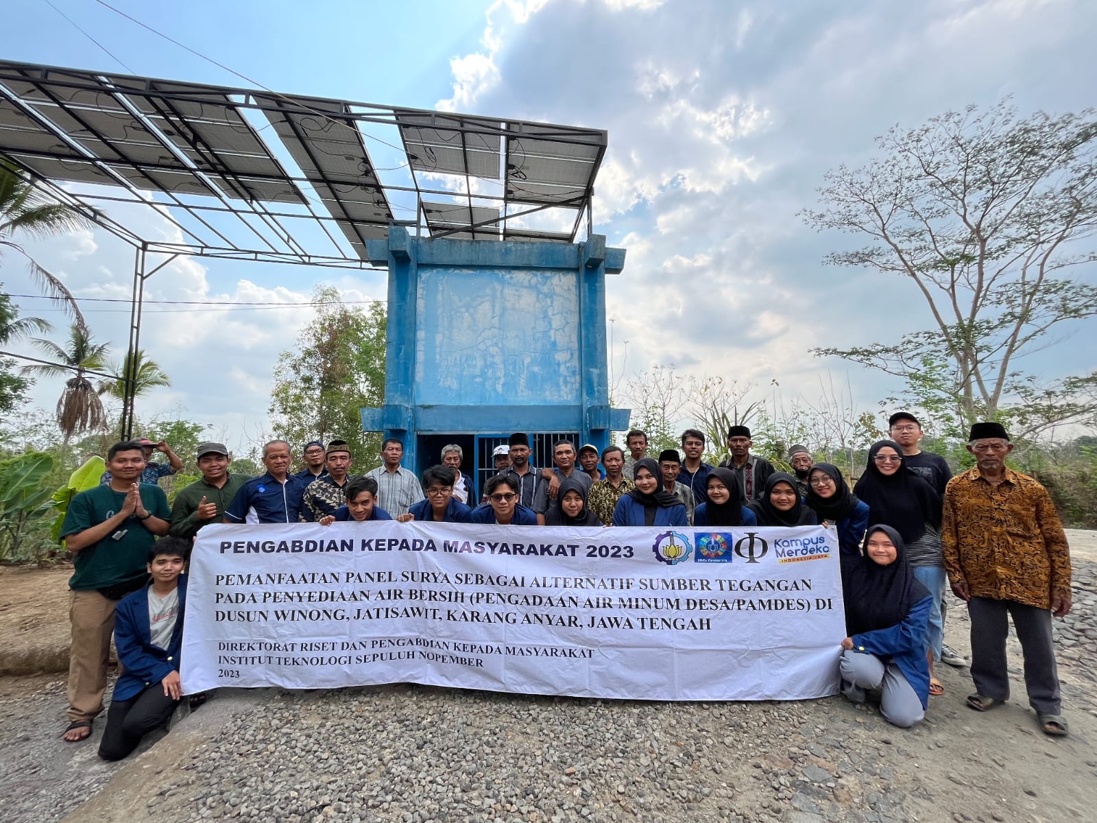 Foto bersama tim Abmas Departemen Fisika ITS dengan warga dusun
