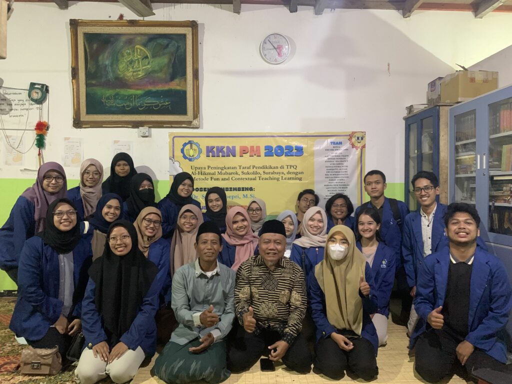 Tim Kuliah Kerja Nyata Pengabdian kepada Masyarakat (KKN Abmas) Institut Teknologi Sepuluh Nopember (ITS) dalam sosialisasinya sebelum melaksanakan pengabdian di TPQ Al-Hikmal Mubarok
