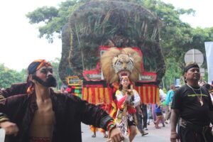 Gambar arak-arakan Reog Sanggar Dwi Budoyo di Pasar Juang Dies Natalis ITS Ke-63