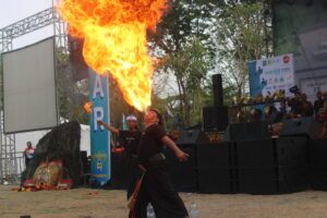 Gambar atraksi sembur api pada acara Pasar Juang Dies Natalis ITS Ke-63 di Taman Alumni