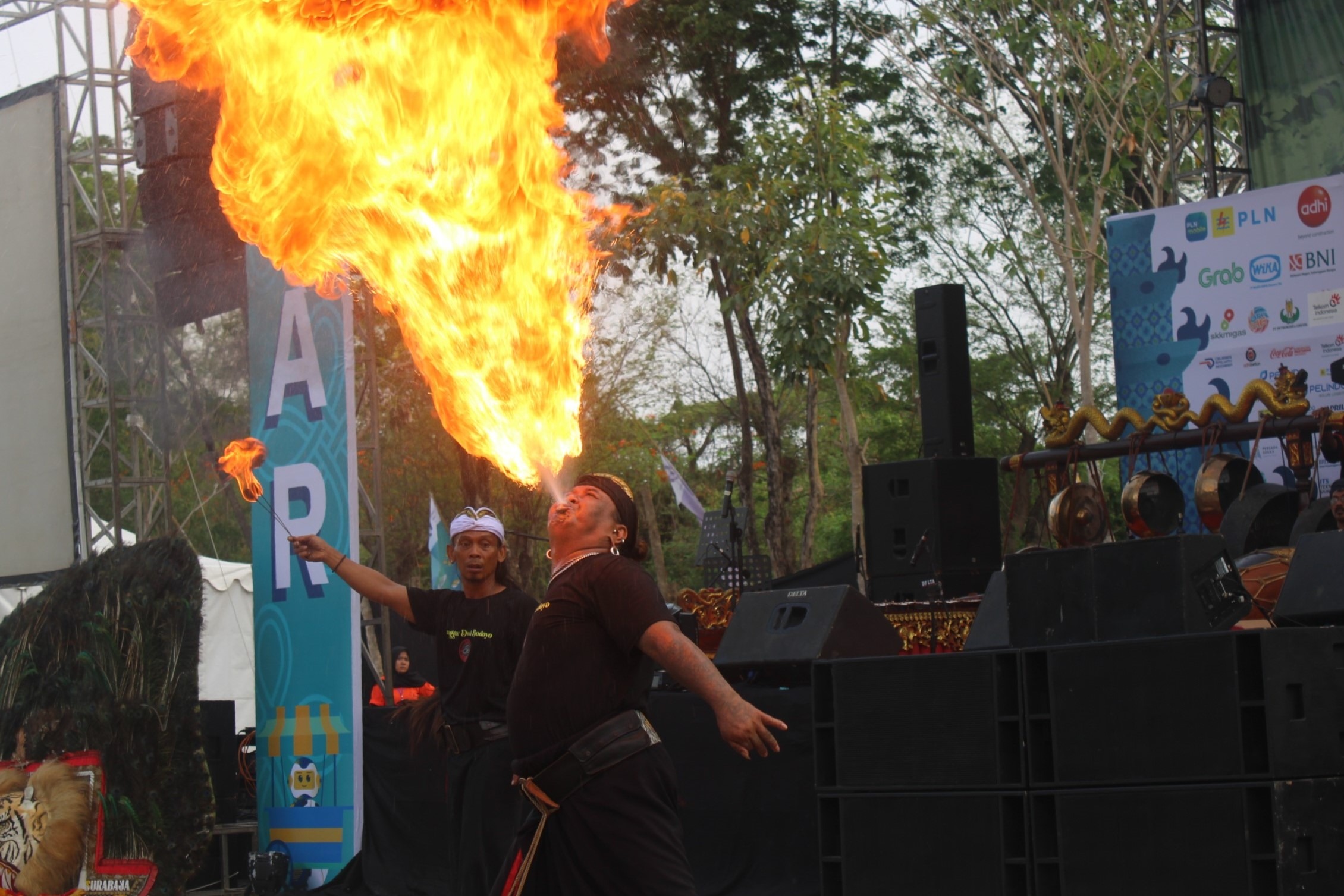 Gambar atraksi sembur api pada acara Pasar Juang Dies Natalis ITS Ke-63 di Taman Alumni