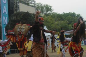Gambar Tarian Reog Sanggar Dwi Budoyo di pembukaan acara Pasar Juang Dies Natalis ITS Ke-63