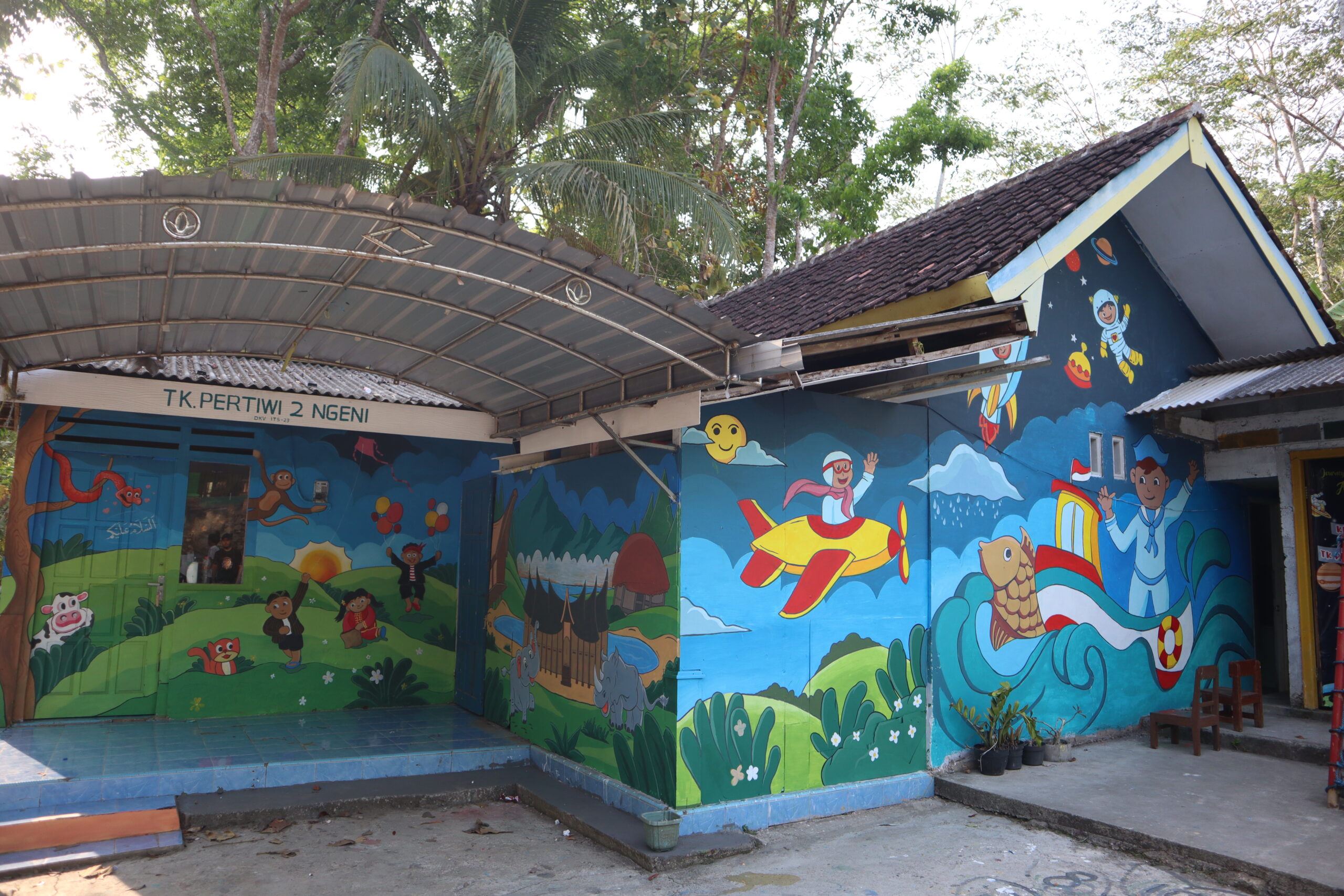 Gambar mural di dinding TK Pertiwi II Ngeni, Blitar