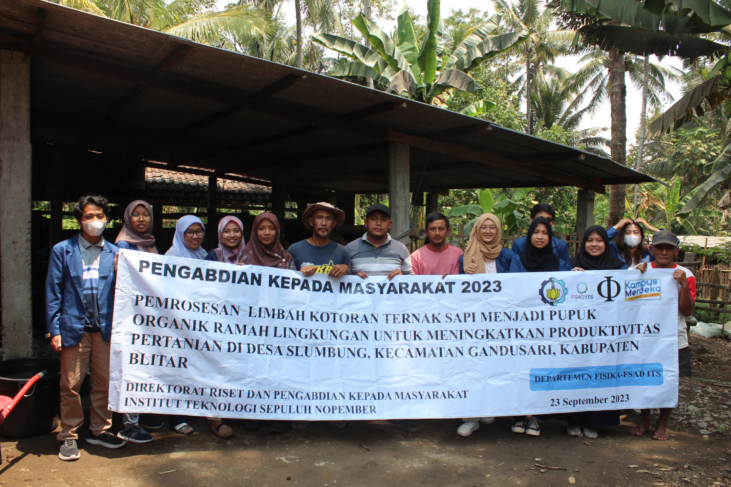 Foto bersama tim Abmas Departemen Fisika ITS dan warga desa