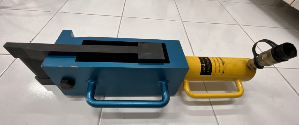 Alat Pengganti Pelek Ban Rubber Tyred Gantry (RTG) Portabel Ciptaan tim KKN ITS