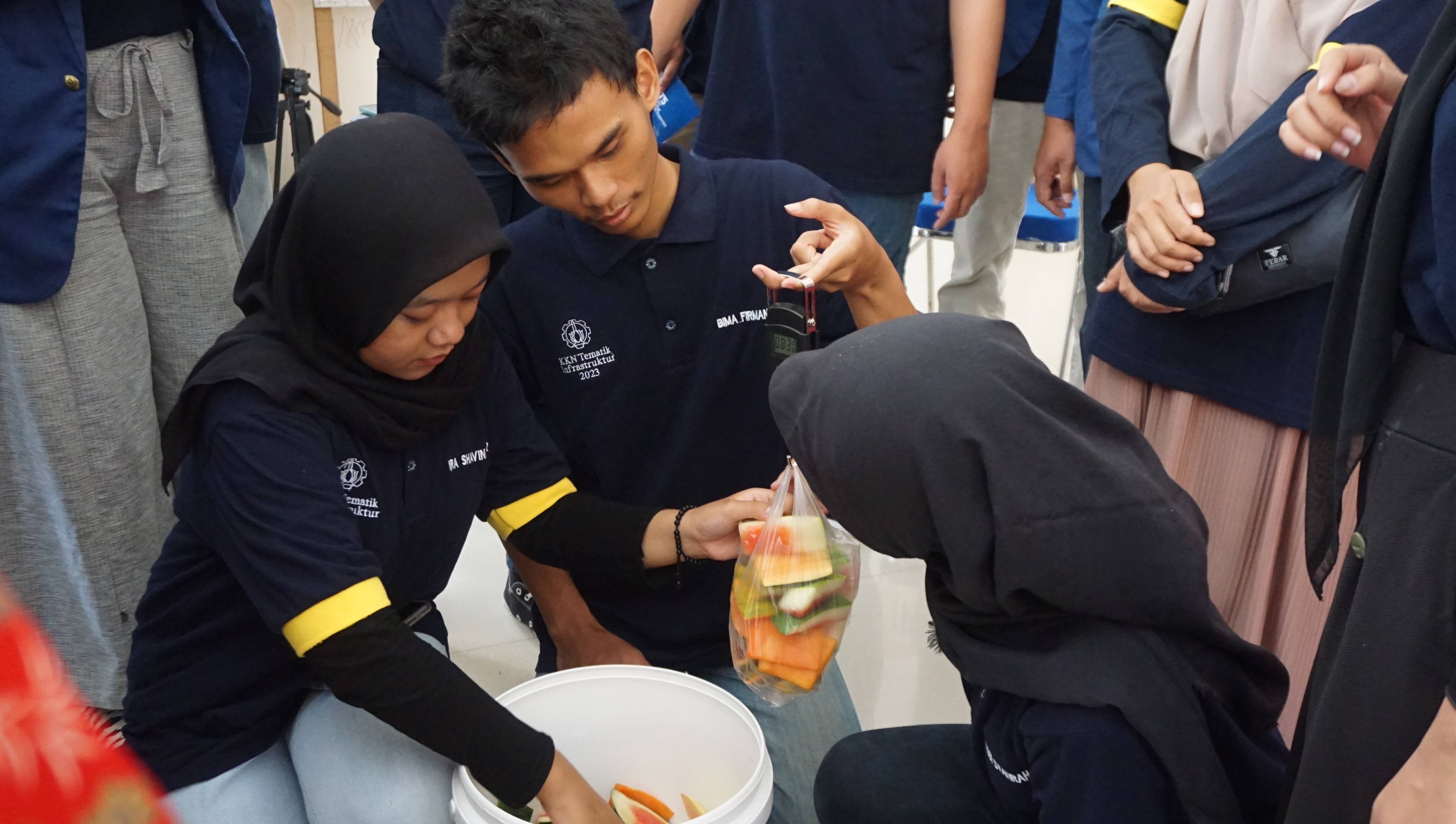 Gambar tim KKN Tematik Infrastruktu melakukan simulasi