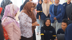 Gambar antusiasme Warga Desa Banjarkemuning saat simulasi pembuatan ekoenzim