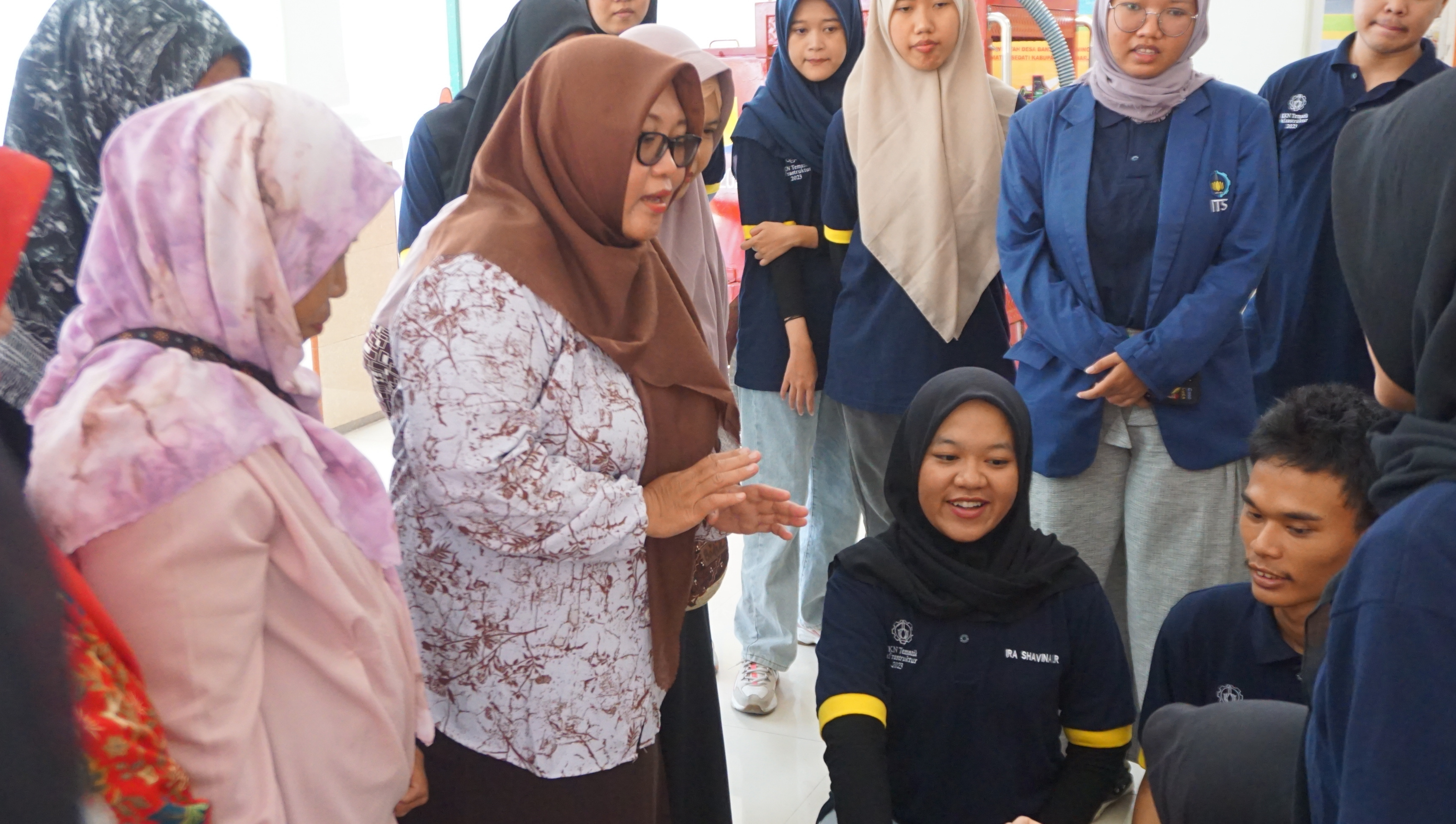 Gambar antusiasme Warga Desa Banjarkemuning saat simulasi pembuatan ekoenzim