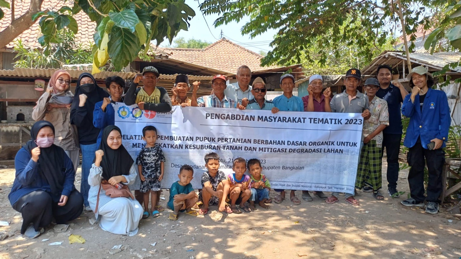 Gambar tim KKN Abmas ITS bersama peserta pelatihan