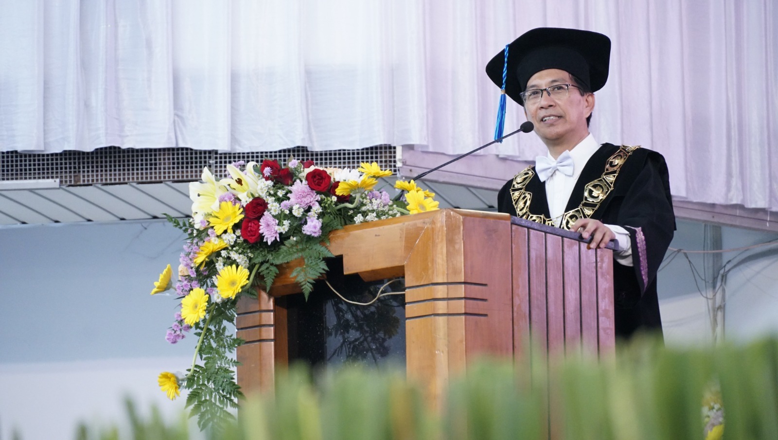 Rektor ITS Prof Dr Ir Mochamad Ashari MEng menyampaikan ucapan selamat kepada 27 profesor yang dilantik dalam acara Pengukuhan Profesor ITS di Graha Sepuluh Nopember ITS
