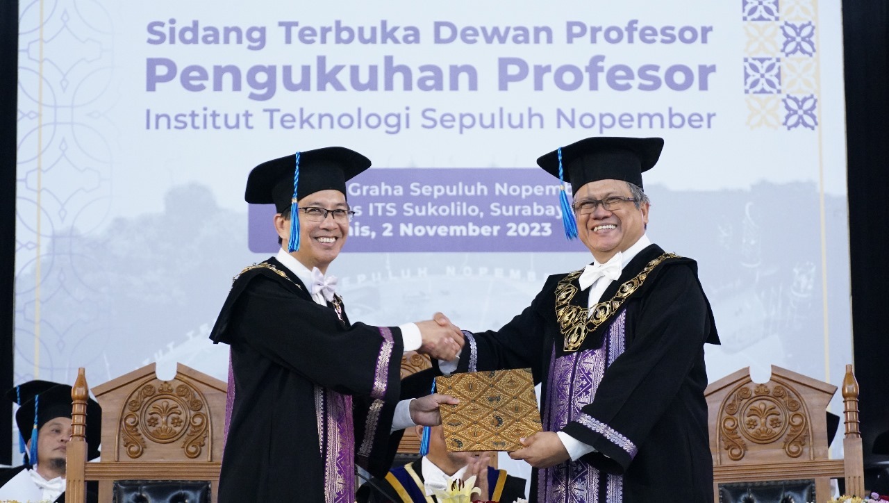 Rektor ITS Prof Dr Ir Mochamad Ashari MEng (kiri) saat menyerahkan Surat Keputusan Mendikbudristek RI kepada Ketua Senat Akademik ITS Prof Dr Syafsir Akhlus MSc