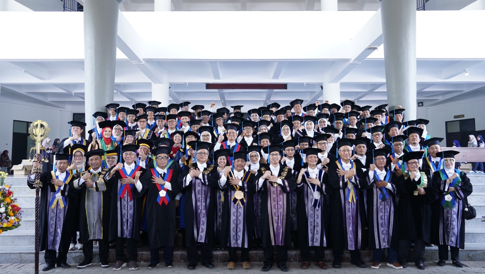 Para profesor baru ITS bersama jajaran Dewan Profesor dan pimpinan tinggi ITS usai acara pengukuhan profesor ITS