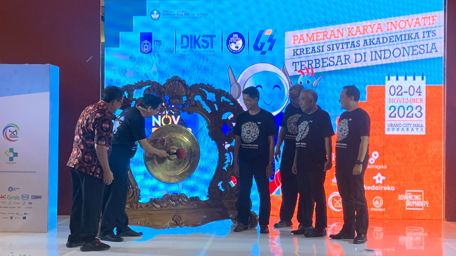 (dari kiri) Sekda Kota Surabaya Dr Ikhsan SPsi MM, Rektor ITS Prof Dr Ir Mochamad Ashari MEng IPU AEng beserta jajaran pimpinan ITS lainnya membuka acara TENNOVEX 2023 di Atrium Grand City Mall Surabaya