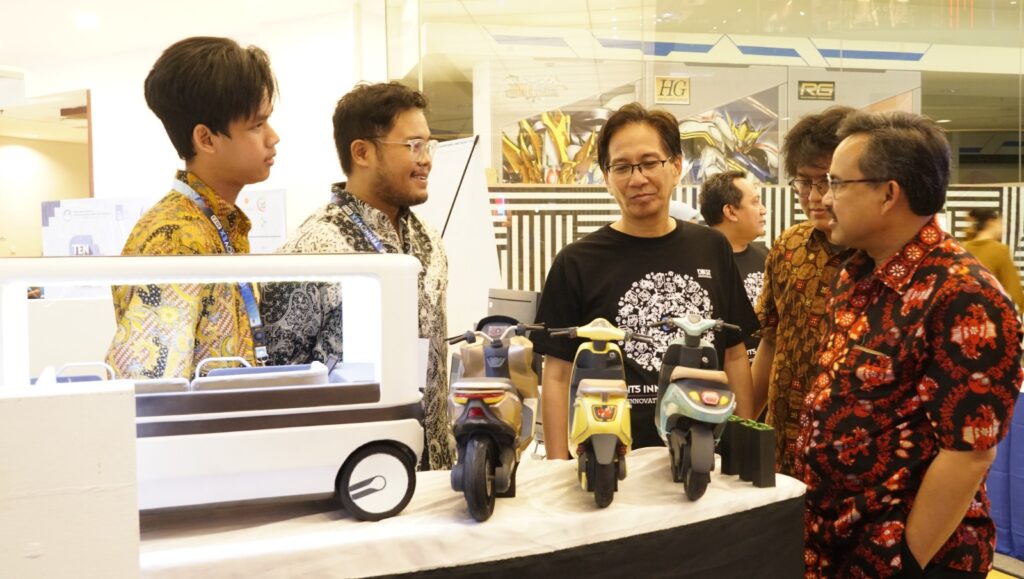 Rektor ITS Prof Dr Ir Mochamad Ashari MEng IPU AEng (tengah berkaos hitam) bersama Sekda Kota Surabaya Dr Ikhsan SPsi MM mengunjungi gerai Design Clinic yang ada di TENNOVEX 2023