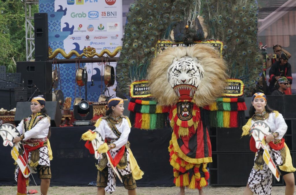 Sajian kesenian tradisional Reog Ponorogo yang mencuri atensi pengunjung Pasar Juang 10 Nopember