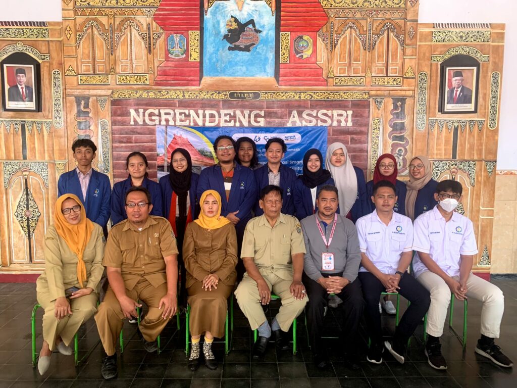 Gambar tim KKN Abmas ITS dan perangkat Desa Ngrendeng