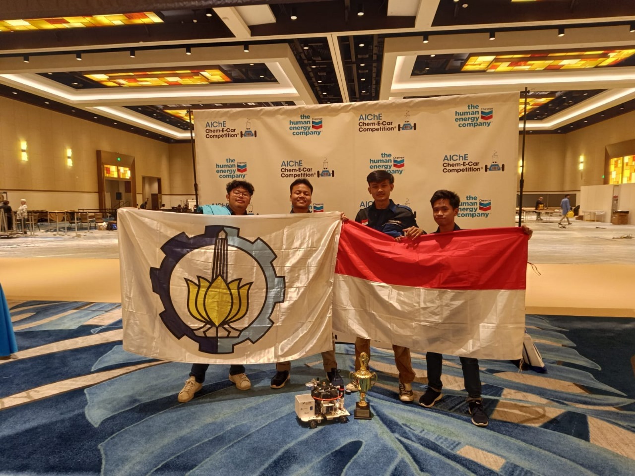 The IDS Spectronics team represented by (from left) Bimo Pindang Auliya, Diyas Binda Prayoga, VG Dharma Aditya, Ahmad Fadjar Maulana Firdaus won 2nd place in USA.