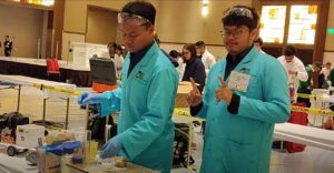 (dari kiri) Dheas Pinda Prayoga dan Bimo Bintang Aulia, anggota Tim Spektronics ITS mempersiapkan mobil prototipe Spektronics 23 untuk race dalam ajang Chem E-Car  di Florida, AS