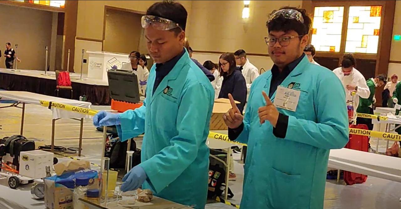 (From left) Diyas Pinta Prayoga and Bimo Bintang Alia, members of the IDS Spectronics team, prepare the Spectronics 23 prototype car for racing at the Chem E-Car event in Florida, USA.