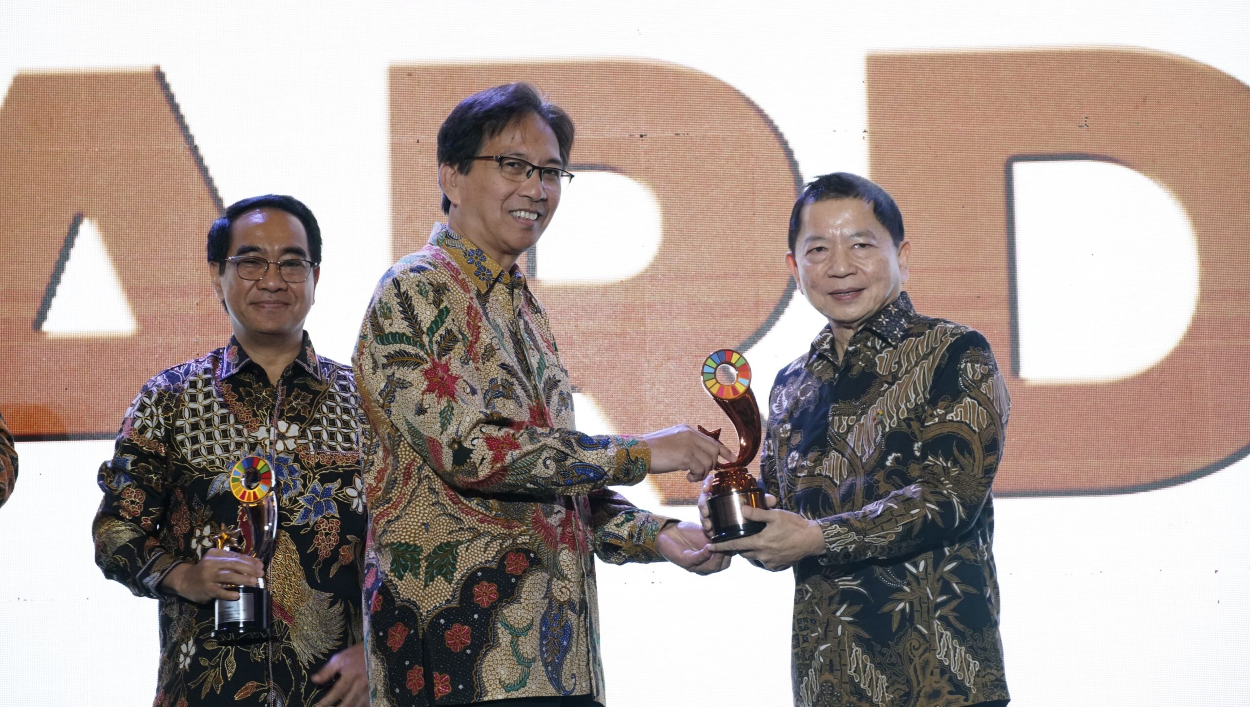 Penerimaan penghargaan Indonesia’s SDGs Action 2023 yang diberikan oleh Menteri PPN/Bappenas RI Dr (HC) Ir Suharso Monoarfa kepada Rektor ITS Prof Dr Ir Mochamad Ashari MEng IPU AEng