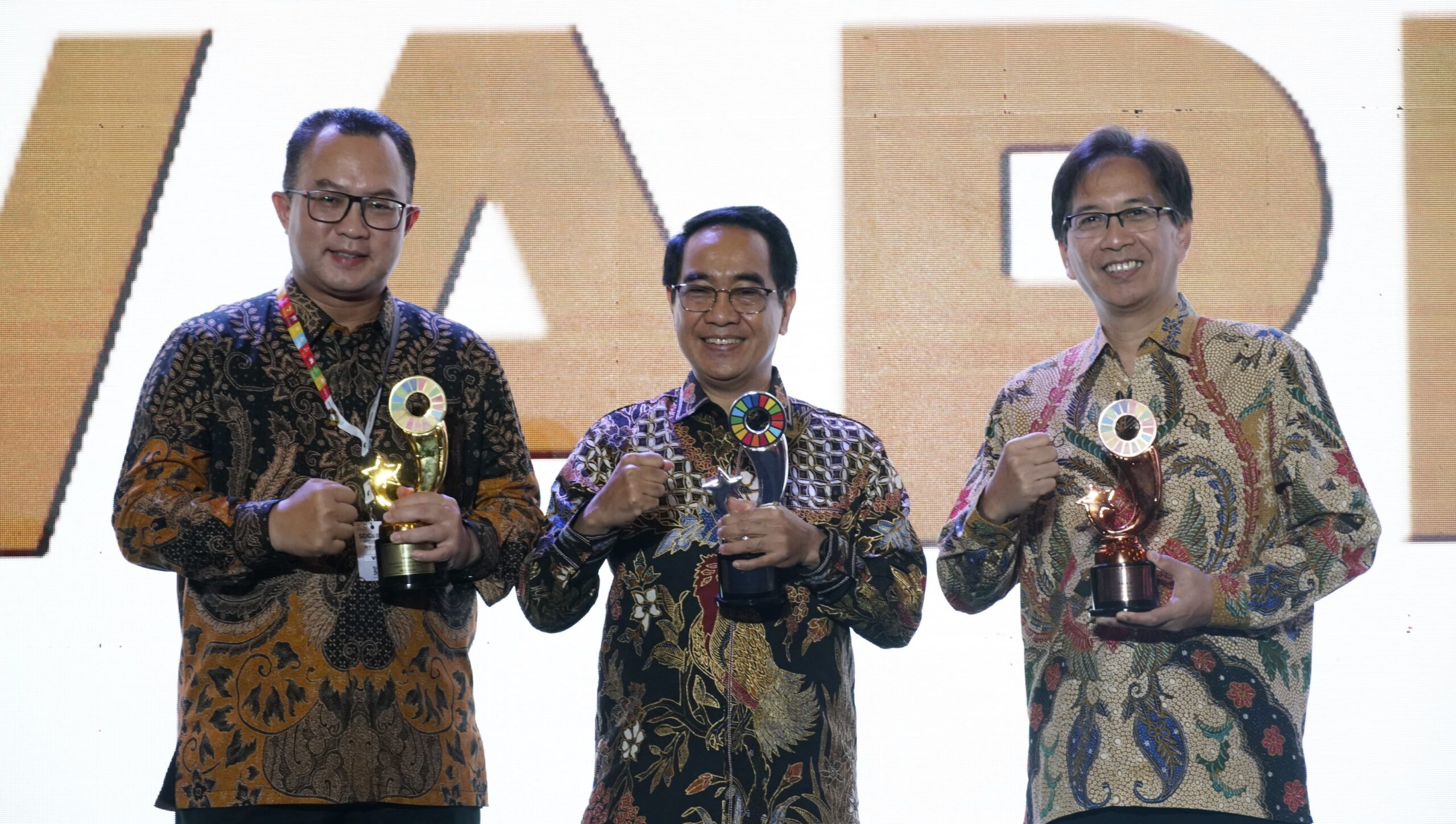 Rektor ITS Prof Dr Ir Mochamad Ashari MEng IPU AEng (kanan) beserta para peraih penghargaan Indonesia's SDGs Action Award 2023 di bidang perguruan tinggi