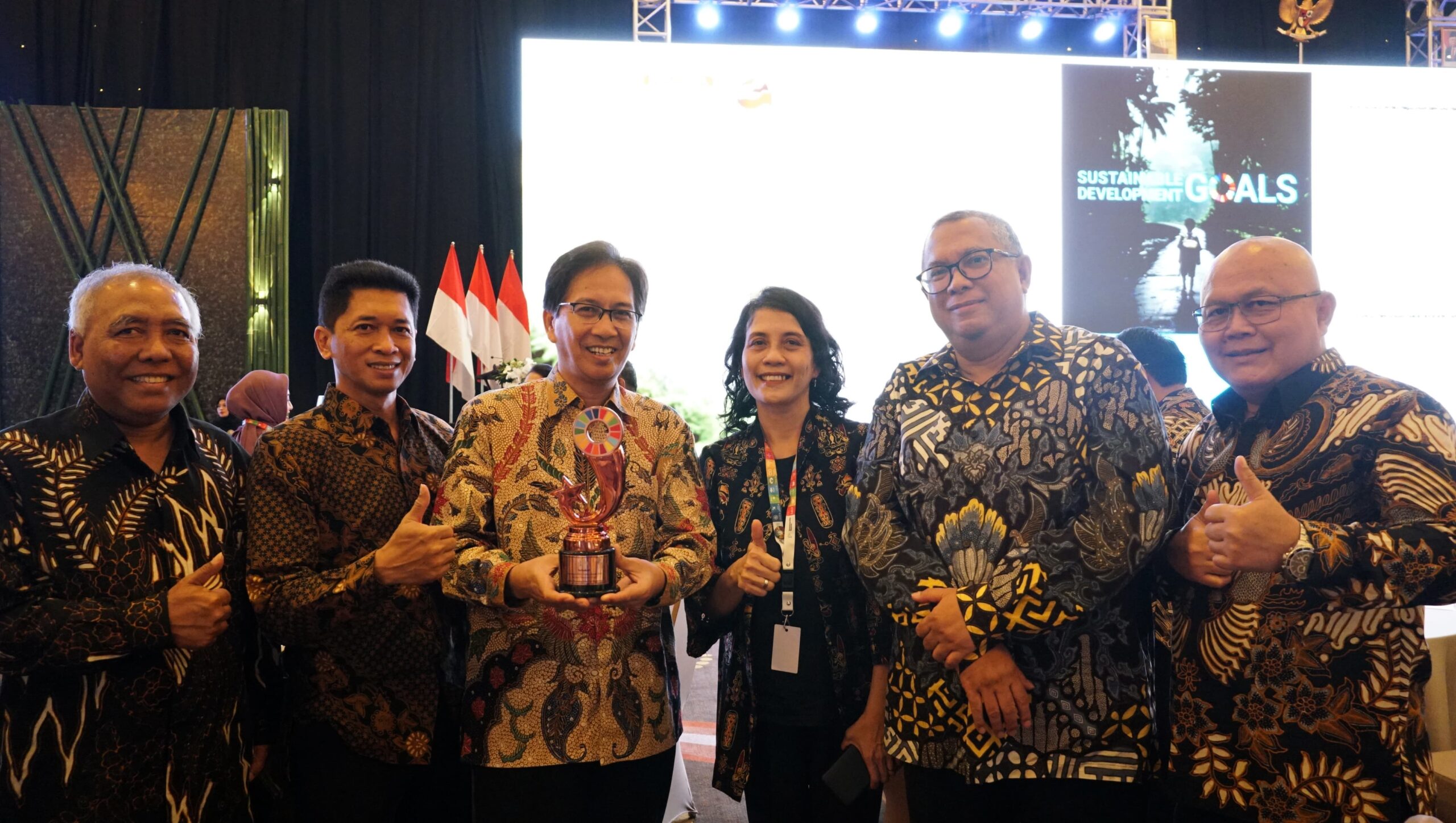 Para pimpinan tinggi ITS menunjukkan penghargaan Indonesia's SDGs Action yang telah diterima dalam gelaran SDGs Annual Conference 2023 di Jogjakarta