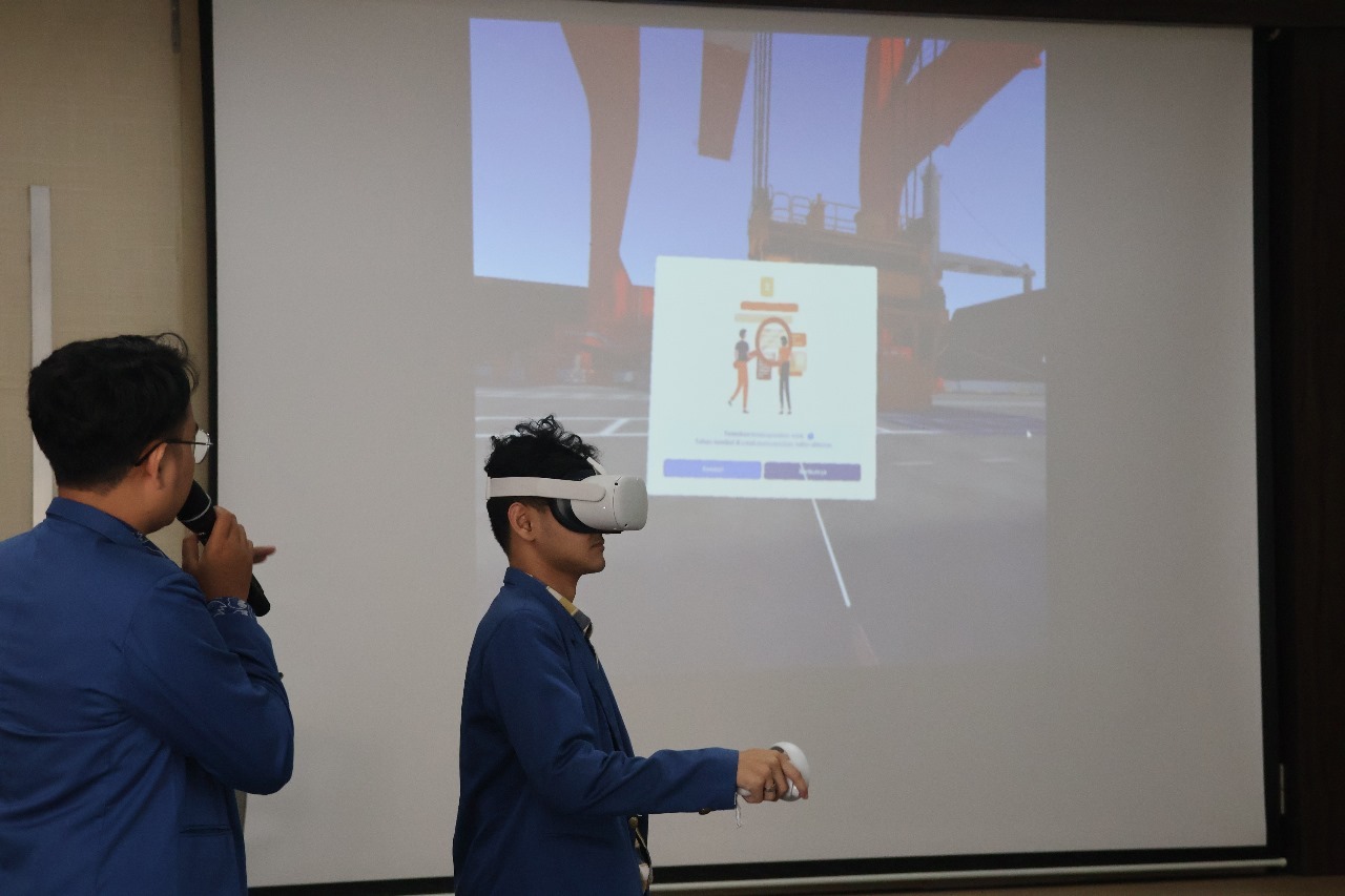 Simulasi K3i Verse yang didemonstrasikan oleh mahasiswa DTSI ITS kepada peserta Seminar HuFosh 2023