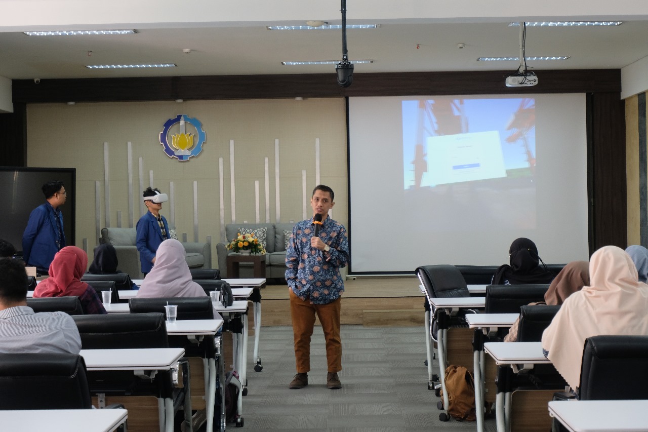 Pemaparan materi Human Factors in Safety System yang disampaikan oleh Ketua Pelaksana HuFosh Series Dr Adithya Sudiarno ST MT (tengah berbatik)